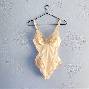 Vintage
MONTGOMERY WARD LACE BODYSUIT 36C